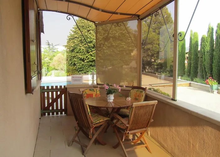 CABANE perchée dans les arbres et terrasse ensoleillée