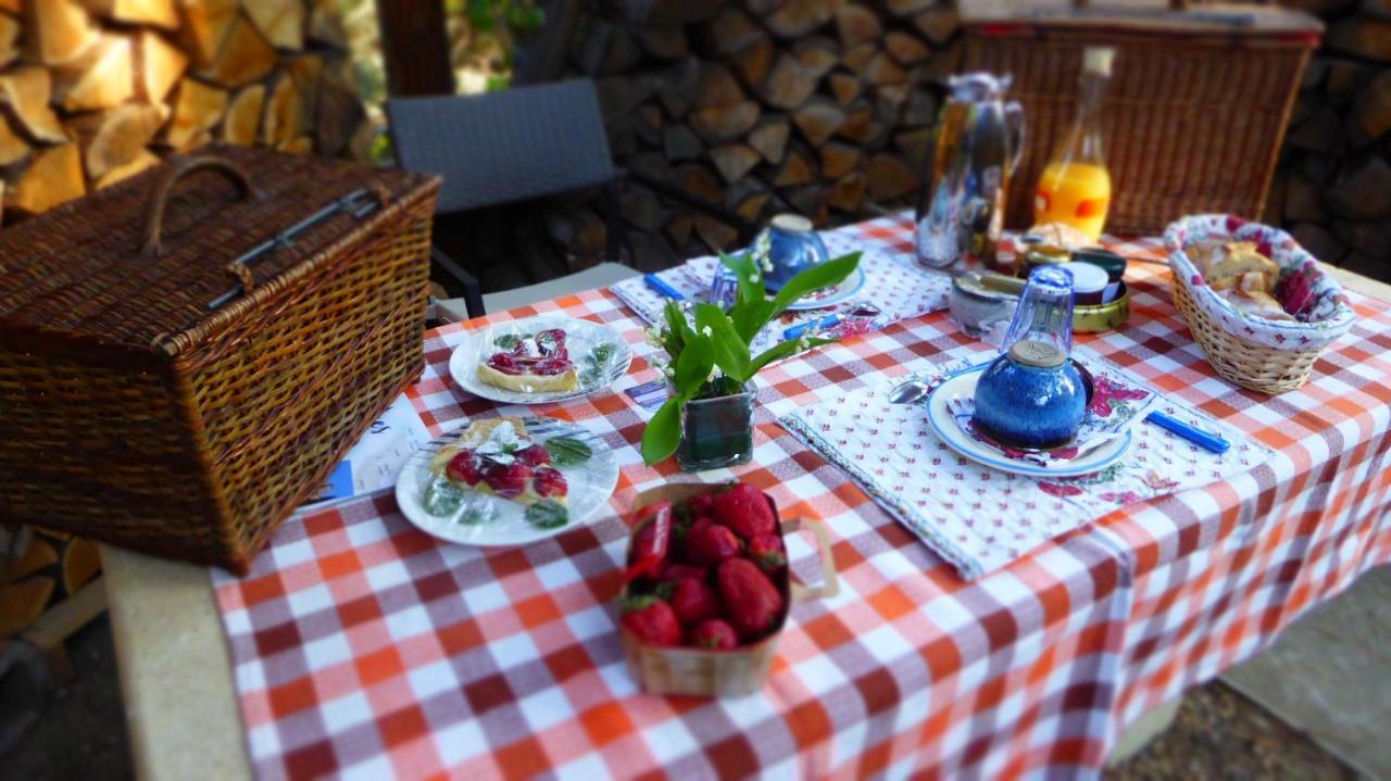 Perchée Dans Les Arbres Et Terrasse Ensoleillée